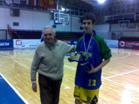 Najboljem igracu Slobodanu Jovanovicu pehar je predao Aca Oberknezevic u ime KSB-a